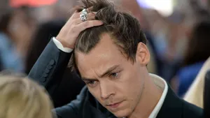 Clipe terifiante pentru Harry Styles. Cântăreţul a fost jefuit sub ameninţarea cuţitului 