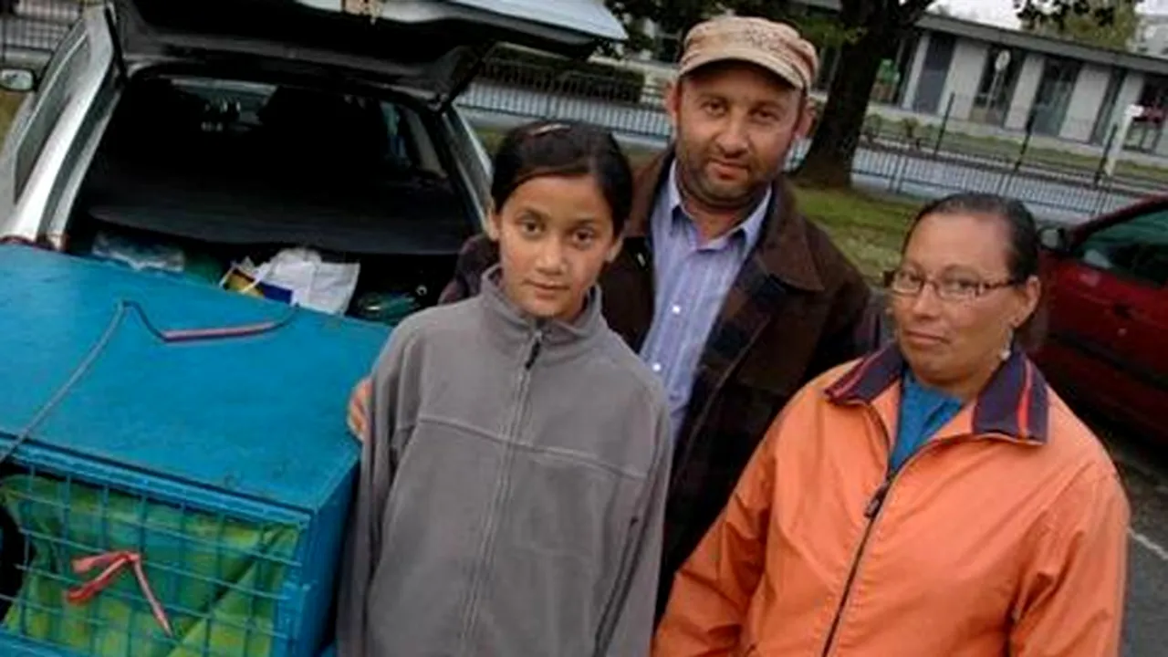 O familie din România locuieşte în propria maşină în Franţa, în apropierea şcolii copiilor