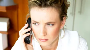 Linia TelVerde pentru elevi, o experienţă dezamăgitoare: „Sunaţi acolo, nu aici!”