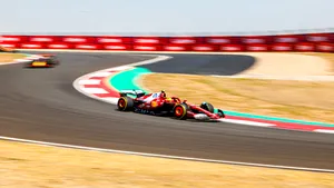 Formula 1: Lewis Hamilton și Charles Leclerc, ambii de la Ferrari, descalificați