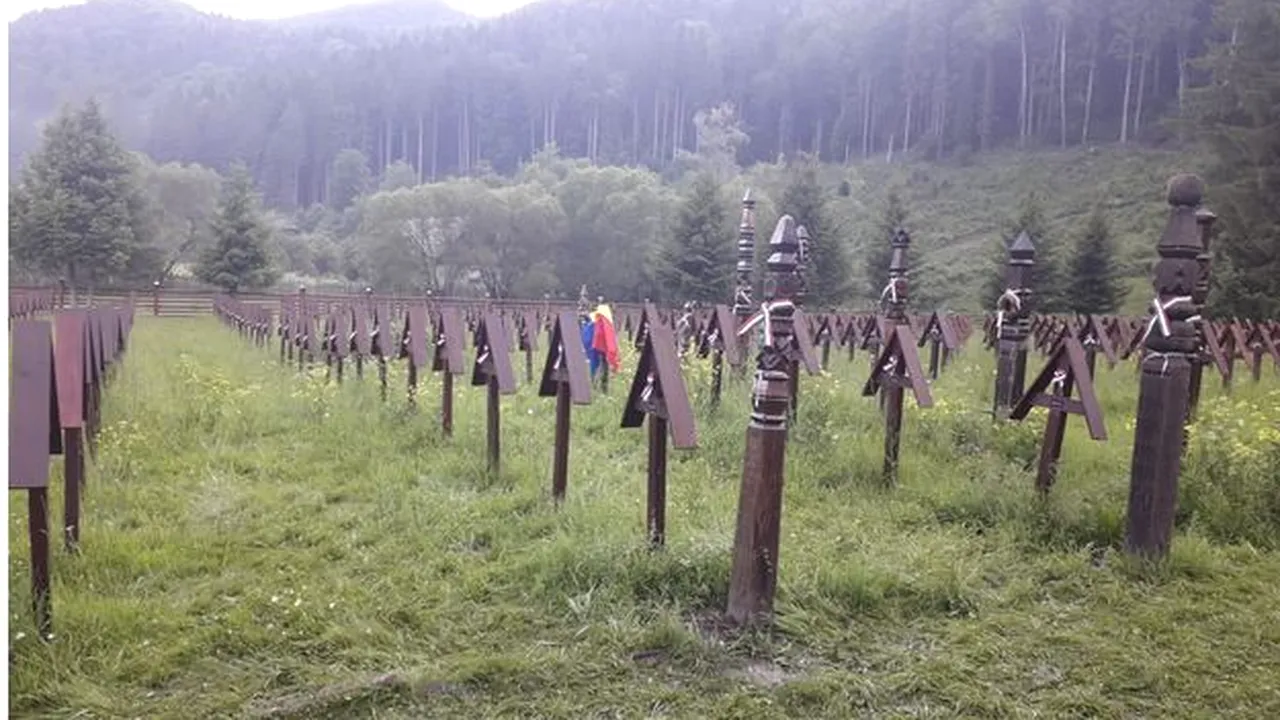 Scandalul continuă la Cimitirul din Valea Uzului. Lanţ uman făcut de locuitorii maghiari pentru a împiedica manifestările de Ziua Eroilor/ UDMR cere demiterea ministrului de Interne şi a prefectului de Harghita/ Reacţia PMP | VIDEO