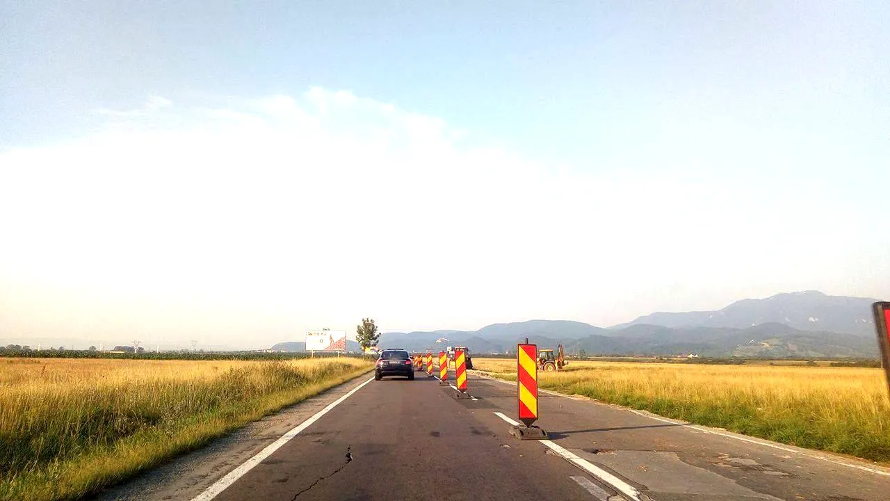 FOTO | Drumul spre zona turistică Bran-Moieciu, plin de gropi. Autorităţile cer CNAIR reparaţii provizorii