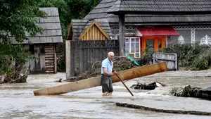 Aproape 100 de persoane au fost evacuate din cele două localităţi constănţene unde s-a spart un dig