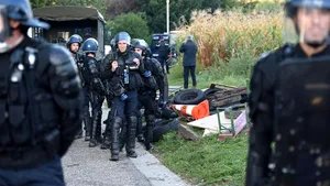 Gaze lacrimogene şi scuturi, folosite pentru dispersarea a 200 de protestatari care se opuneau construcţiei unei şosele lângă Strasbourg - VIDEO