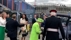 Meghan Markle, o nouă GAFĂ de protocol. Momentul în care Ducesa de Sussex urcă în maşină înaintea reginei Elizabeth a II-a, la primul lor eveniment public | VIDEO