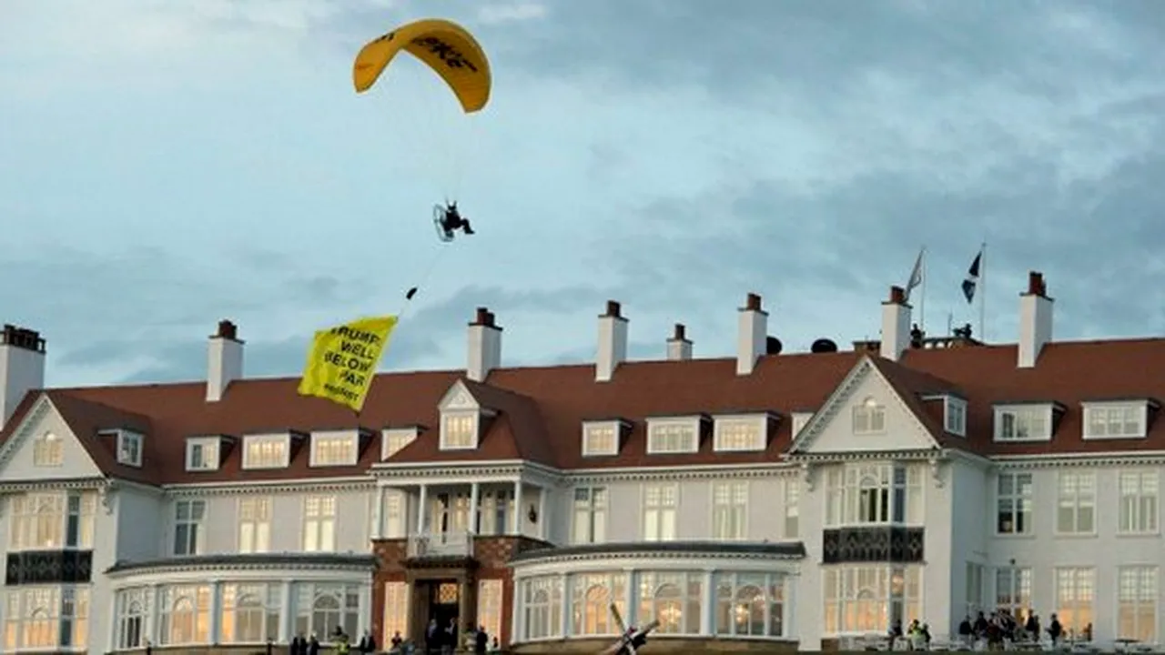 VIDEO Poliţia încearcă să-l prindă pe bărbatul care a survolat hotelul în care este cazat Donald Trump. Ce mesaj a afişat protestatarul