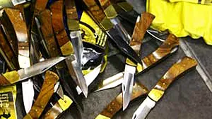 Elevii din Marea Britanie poartă veste de protecţie împotriva înjunghierii (Galerie Video)