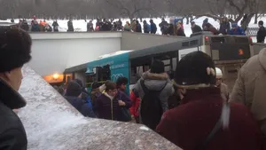 Cel puţin cinci morţi şi 15 răniţi, după ce un autobuz a intrat în zona de acces a unei staţii de metrou din Moscova | VIDEO