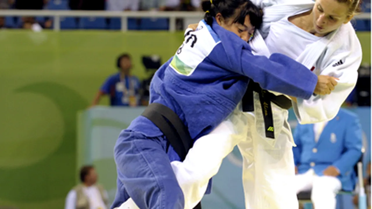 Judoka Alina Dumitru în semifinale la JO-2008