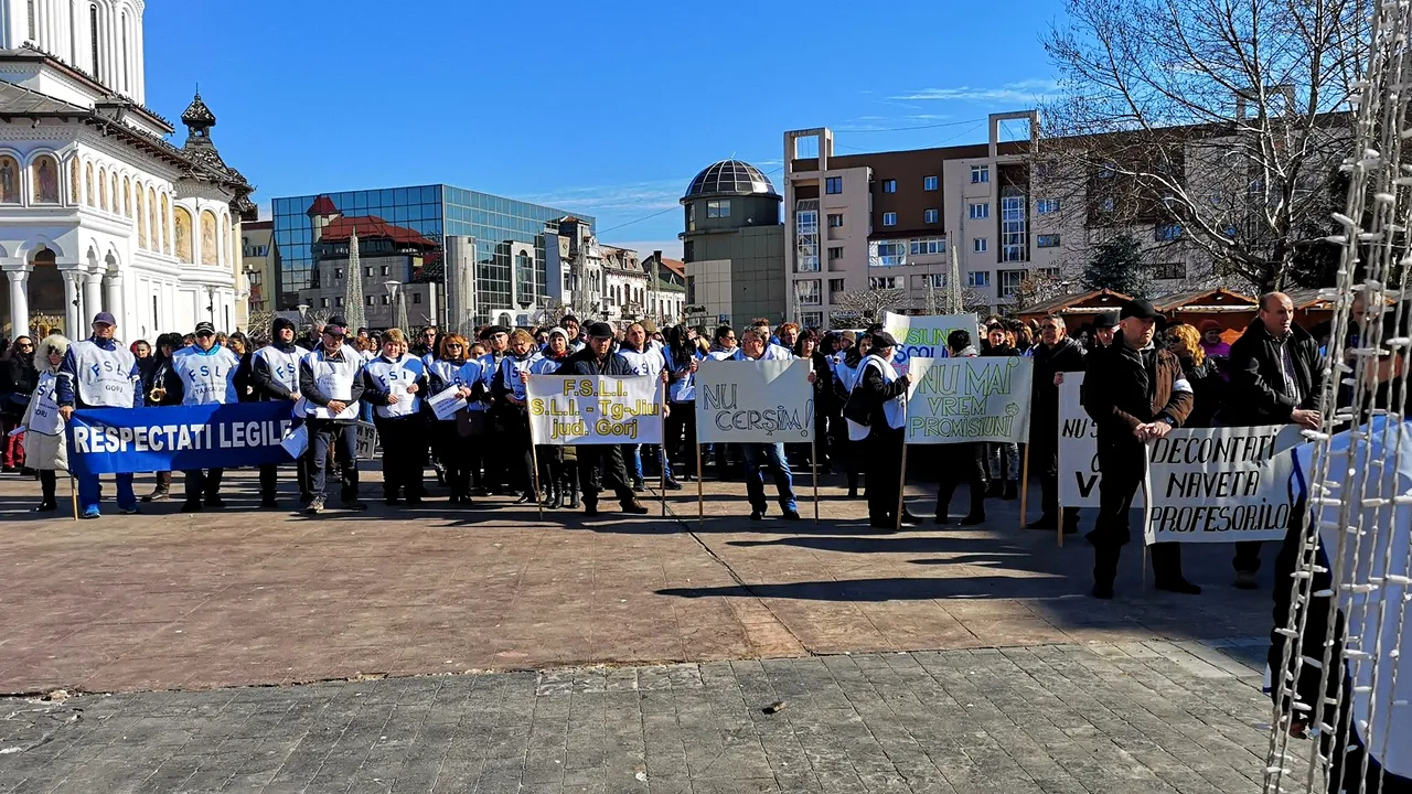 Peste 200 de profesori dintr-un judeţ au protestat, nemulţumiţi de salarizare: „Nu mai vrem promisiuni” | FOTO
