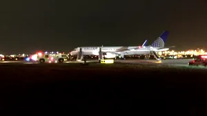 VIDEO Un avion de pasageri a luat foc pe un aeroport din Statele Unite, înainte de a decola