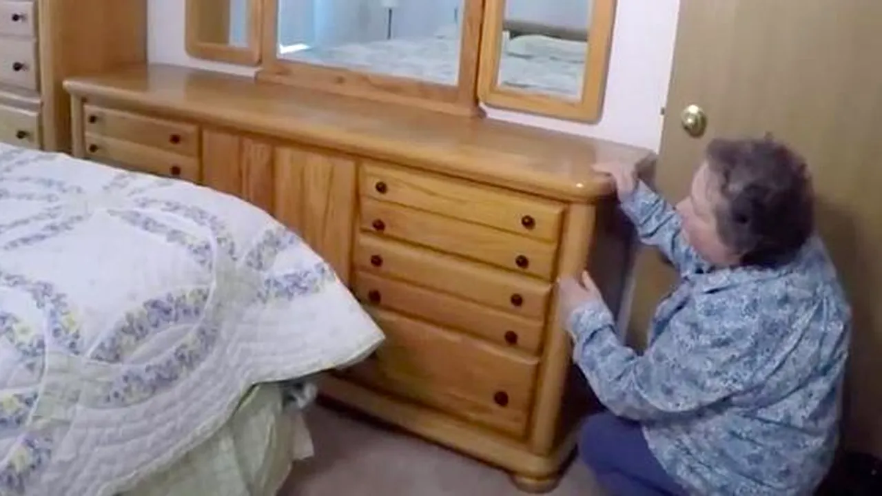 O femeie a cumpărat mobilier de dormitor pe mărunţiş. Într-un compartiment secret a dat peste o mică avere | VIDEO