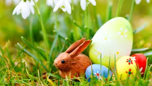 PAŞTE 2016:Cine festive, programe culturale pentru turiştii din Sibiu. Pete de zăpadă turiştilor la Sinaia