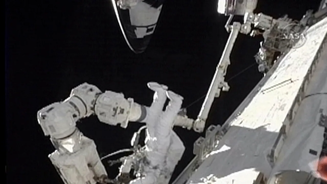 ISS: Astronauţii au încheiat cu succes prima ieşire orbitală din timpul misiunii Atlantis