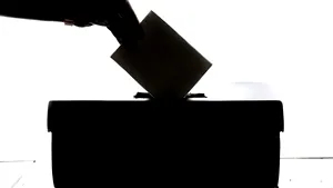 Chatboții cu inteligență artificială pot influența votanții cu o ușurință surprinzătoare. Ar trebui să ne îngrijorăm?