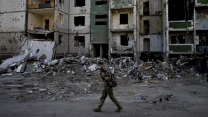 Războiul din Ucraina, ziua 119. Boris Johnson se teme că Occidentul „a obosit” să sprijine Ucraina, iar concesiile cu Putin ar fi o „catastrofă”. Germania trimite obuziere autopropulsate. Zelenski spune că situaţia din Luhansk este foarte dificilă. Explozii în regiunea Kherson