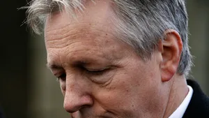 Premierul nord-irlandez îşi reia funcţia, în urma unui scandal politico-sexual