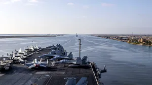 Marina americană a interceptat rachete în Marea Roşie. Mai multe nave şi-au schimbat traseul