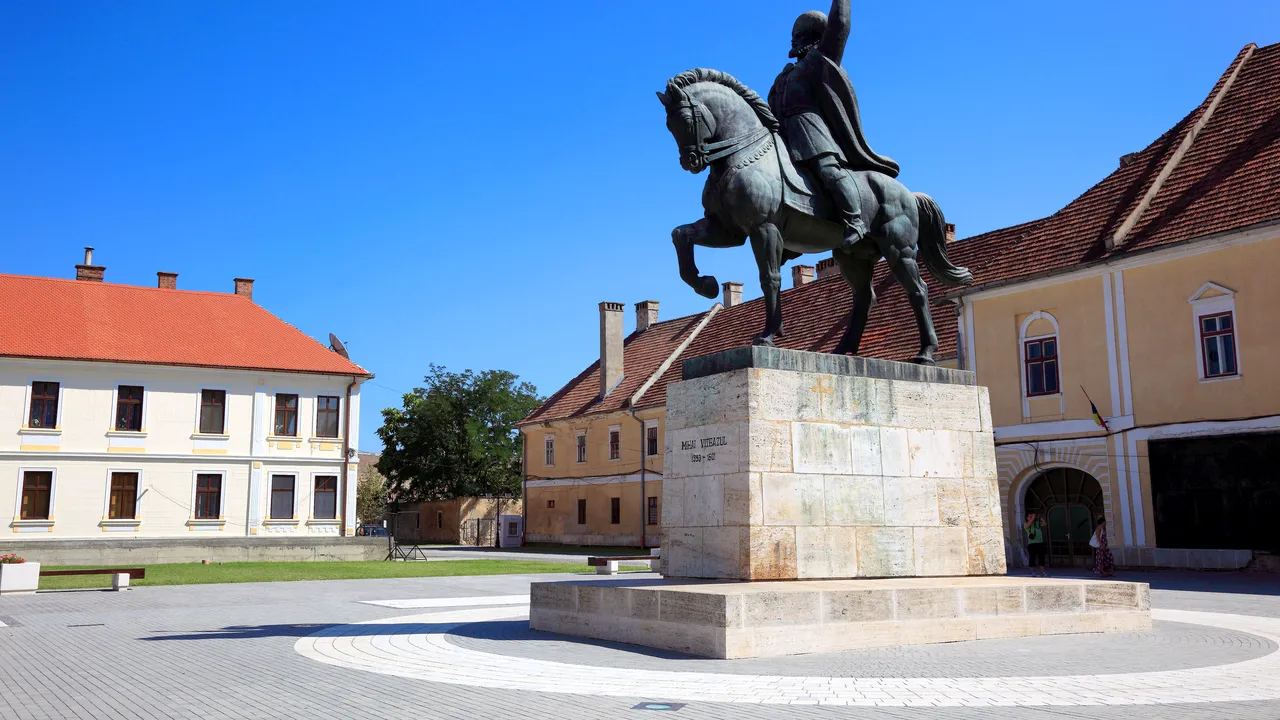 COMENTARIU Marius Oprea: George Washington a căzut. Corect politic e să dărîmăm şi statuia lui Mihai Viteazul, pentru că a avut robi ţigani 