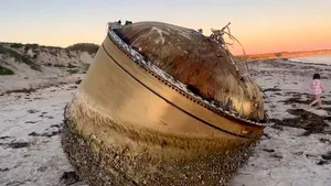Un obiect misterios, de mari dimensiuni, a fost descoperit pe o plajă din Australia