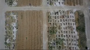 Cel puţin 22.000 de persoane au fost ucise în Mariupol. Au fost descoperite 25 de gropi comune