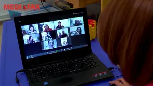 Este oficial! Prezenţa profesorilor şi a elevilor la clasele online va fi monitorizată de şcoli. Ghidul complet