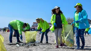 FOTO Zeci de saci de GUNOI, adunaţi de pe plajele de la Vama Veche şi 2 Mai, după minivacanţă