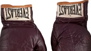 Mănuşile folosite de Muhammad Ali în 
