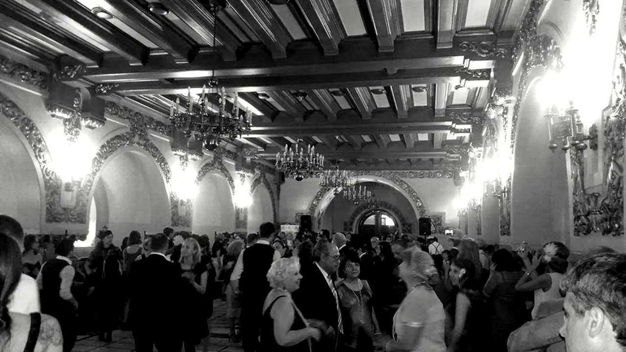 FOTO, VIDEO Balul Bucureştiului Interbelic: Rochii retro, fracuri, muzică de jazz, paşi de charleston şi eleganţă