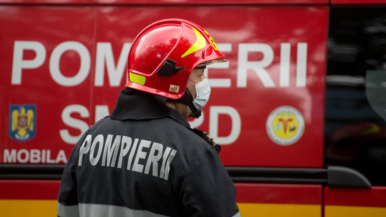 Weekend agitat pentru pompieri şi echipajele SMURD: în doar trei zile au avut mii de misiuni