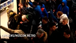 Mobilizare masivă a pasagerilor într-o staţie de metrou din Moscova pentru salvarea unei femei - VIDEO