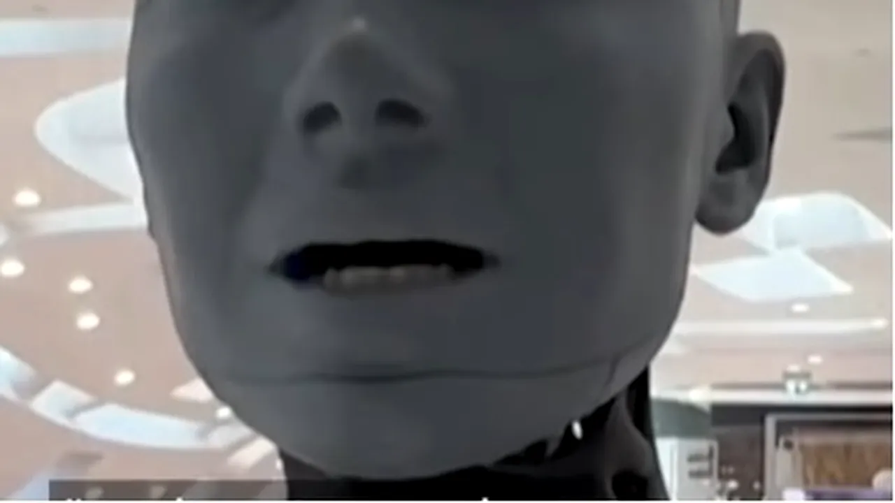 VIDEO Viitorul aparţine inteligenţei artificiale? Robotul umanoid Ameca, prietenos şi glumeţ, a ajuns în Dubai