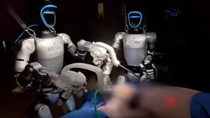 Premieră mondială. Roboții umanoizi au efectuat pentru prima dată în istorie o operație pe un pacient viu