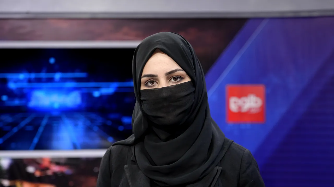 Talibanii obligă prezentatoarele TV să-şi acopere faţa. În semn de solidaritate, unii prezentatori au purtat mască