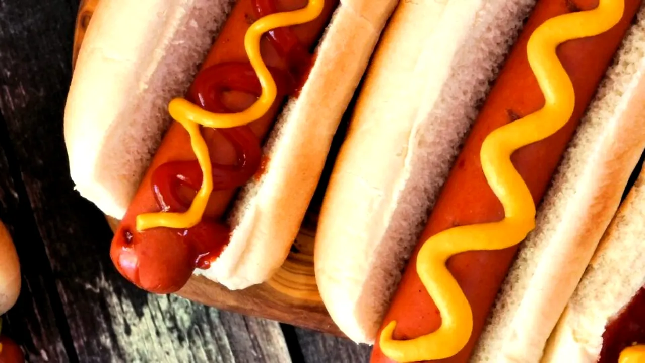 Cum a ajuns hot dog-ul la clasa întâi. Compania aeriană care transformă celebrul fast-food într-un preparat gourmet