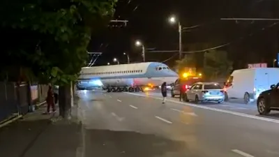 SOCIAL Un avion a „aterizat” pe o stradă din Cluj-Napoca, blocând traficul. Ce s-a întâmplat
