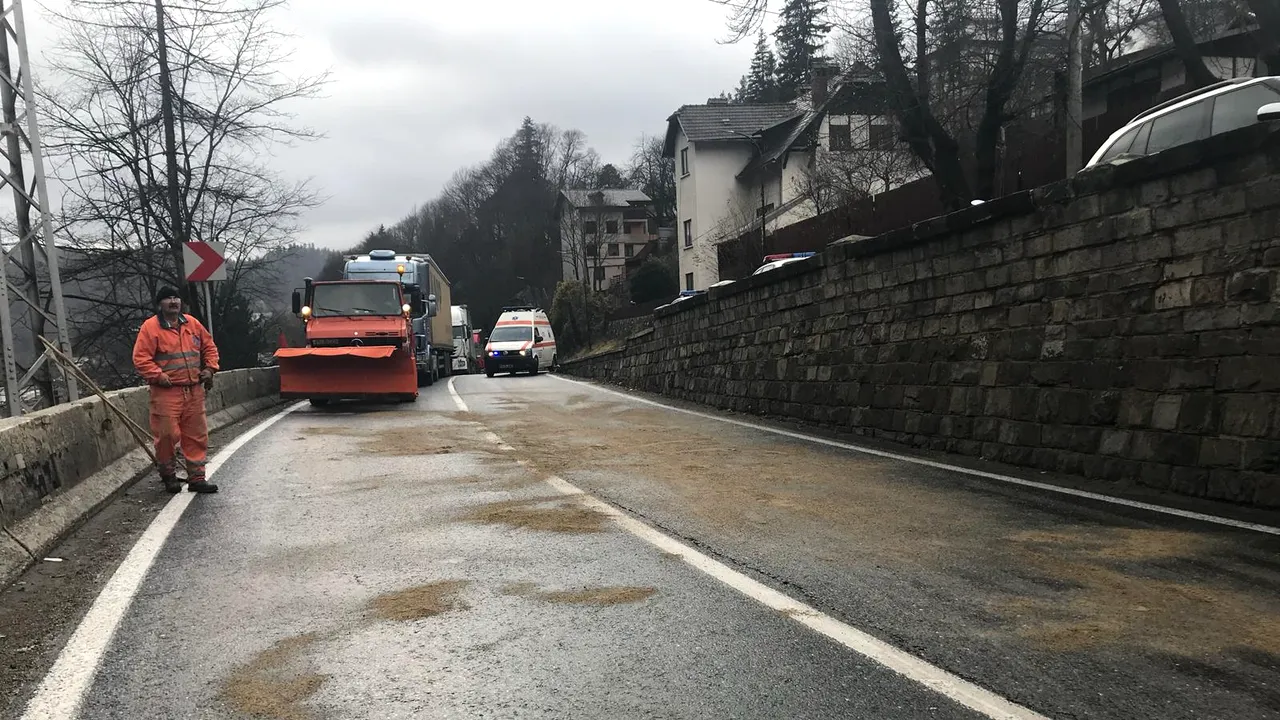 Trafic blocat pe centura staţiunii Sinaia. Patru răniţi, după un accident între două maşini - FOTO