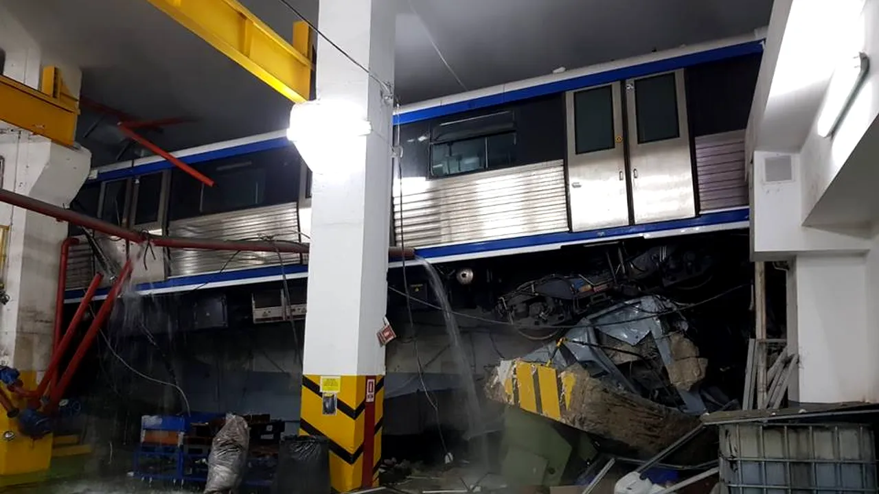 INCIDENT GRAV la metrou: O garnitură a rupt parapetul de protecţie, două vagoane au sărit de pe şine. Vatmanul a fost rănit/ Anunţul Metrorex | FOTO