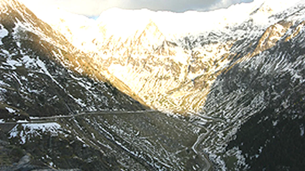 Turişti blocaţi de avalanşe de zăpadă pe Transfăgărăşan