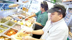 Cel mai larg lanţ de restaurante din lume a închis peste 900 de locaţii în 2017: „Brandul este obosit. Chiar şi angajaţii arată obosiţi”