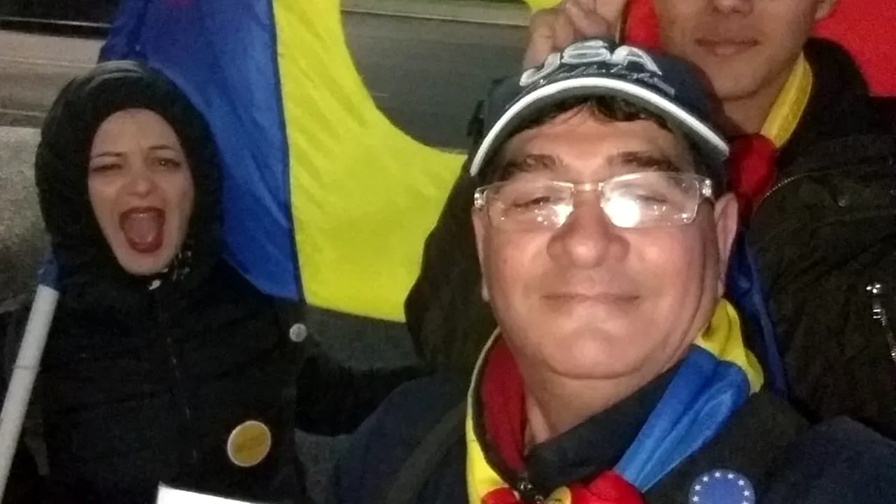 Protestatarul surdo-mut a câştigat în instanţă. Tribunalul Bucureşti a anulat definitiv AMENDA dată de Jandarmerie pentru „scandările” anti-PSD