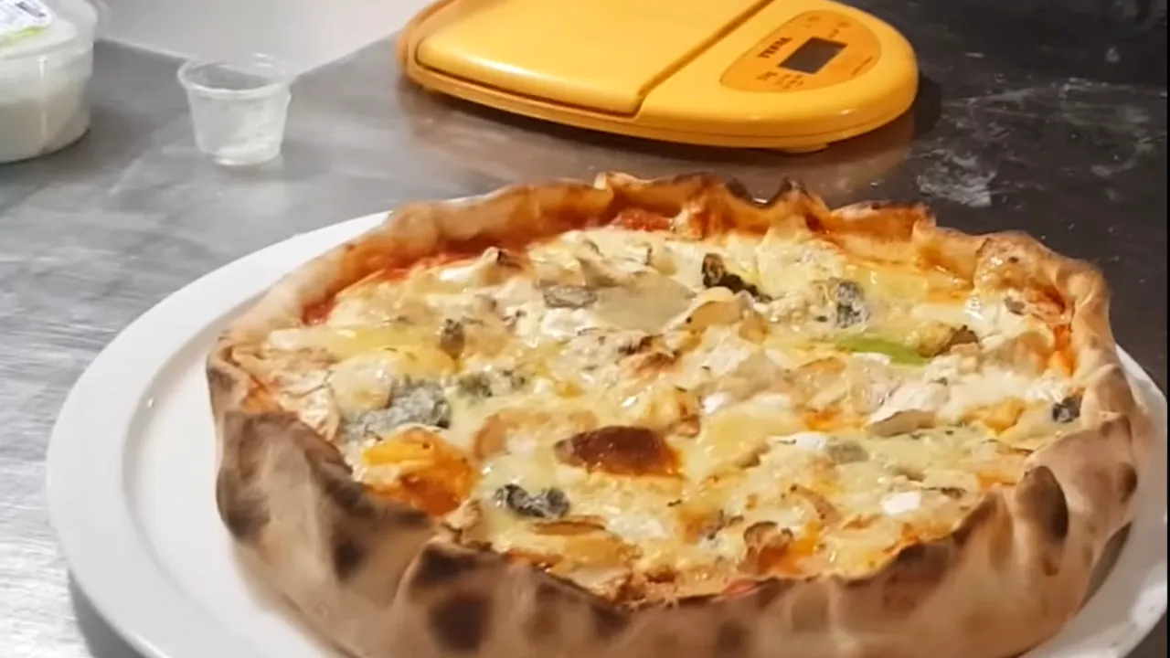 Pizza-record, cu 254 sortimente de brânză. Delicatesa franţuzească din Cartea Recordurilor costă mai bine de 1.000 de euro 