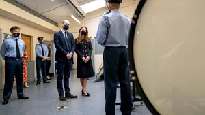 Ducii de Cambridge, în vizită la cadeţi. Prinţul Philip a fost comandant-şef aerian al Corpului timp de 63 de ani