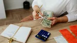 Tot mai mulți tineri depind financiar de părinți. Specialiștii: ajutorul trebuie să aibă reguli clare