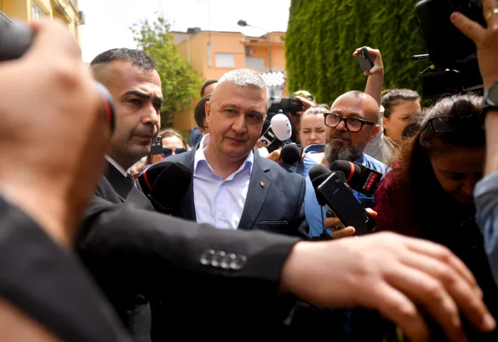Exclusiv Scandalul DNA Militar vs Gheorghiță Vlad: procurorii au ridicat telefoanele șefului Armatei, prin două măsuri: ordonanță de ridicare silită și ordonanță de percheziție corporală. Polițiștii au percheziționat corporal și ofițerul lui Gheorghiță pentru obținerea telefoanelor. Ce a cerut șeful SMA instanței și de ce a pierdut