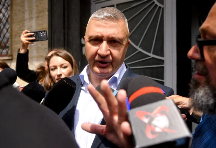 Breaking News Șeful Armatei, generalul Gheorghiță Vlad, pus oficial sub acuzare de DNA pentru complicitate la uzurparea funcției | Surse: a intervenit pentru ca fiica gen. Mihai Șomordolea (de la Cotroceni) să fie angajată în Armată | 3 persoane favorizate | Fost secretar al CSAT, Șomordolea, pus sub acuzare. Gheorghiță, picat pe telefoanele lui Șomordolea. Încă un general în dosar