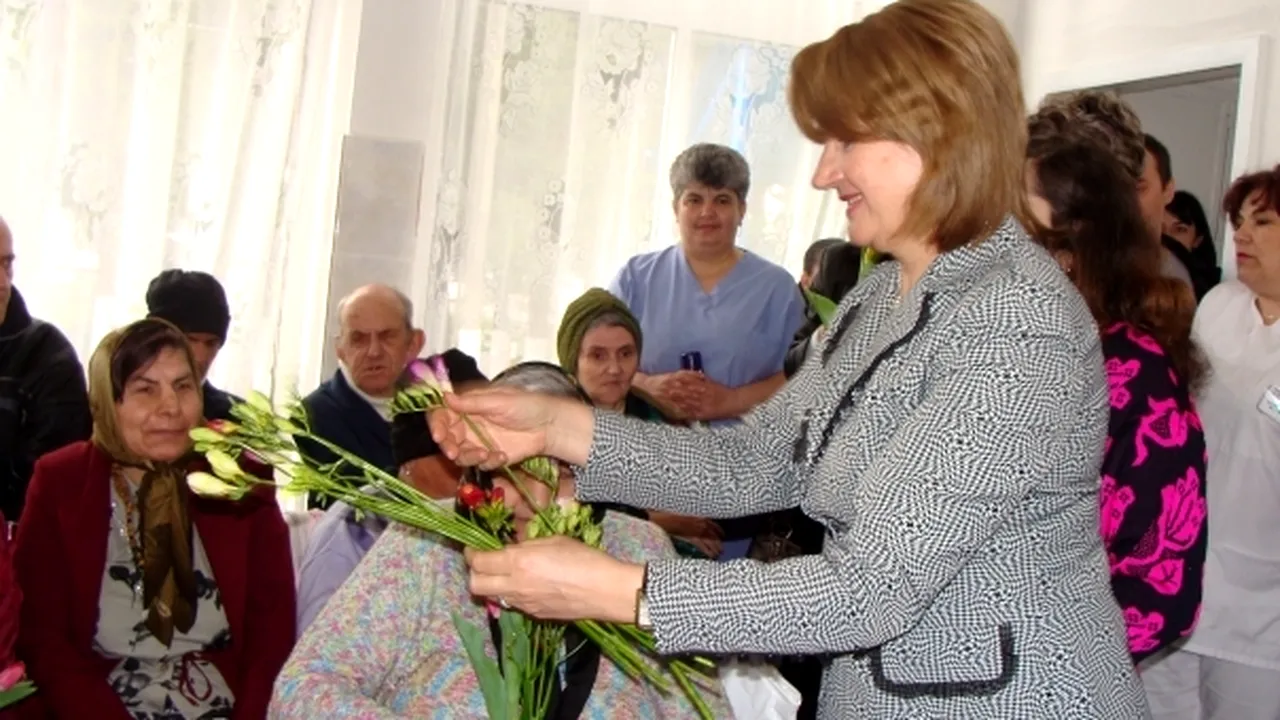Maria Băsescu a împărţit daruri cu ocazia sărbătorilor de Paşti la două cămine de bătrâni