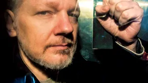 Julian Assange a avut doi copii în secret cu o avocată a sa, pe când era refugiat la Ambasada Ecuadorului din Londra 