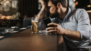 Telefonul ia locul etilotestului. Cum poate detecta starea de ebrietate