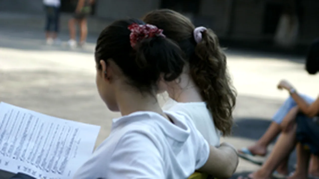 Liceeni din familii cu venituri mici vor primi lunar 180 lei
